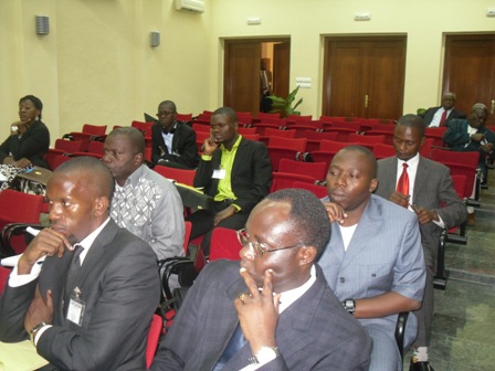 Une attitude du professeur Kienge lors d'une conférence Une attitude du professeur Kienge lors d'une conférence