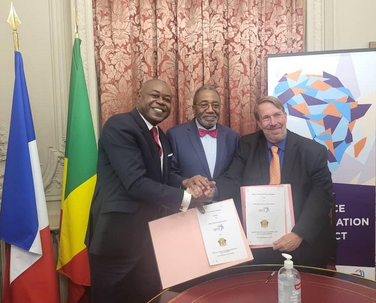 Le ministre des Postes, des Télécommunications et de l’Economie Numérique  du Congo, Léon Juste Ibombo et des Postes, des Télécommunications et de l’Economie Numérique  du Congo, Léon Juste Ibombo, à l'issue de la signature du contrat du 17 juin 2022 à Paris