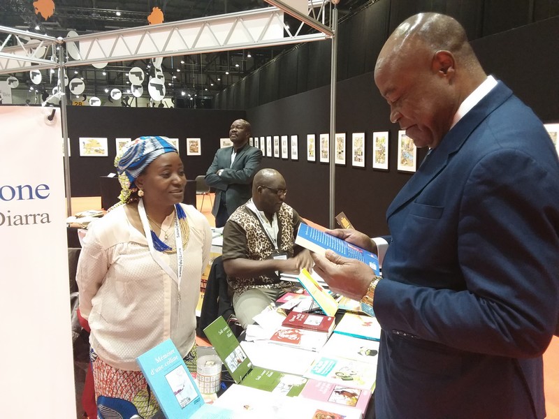 SIL Genève 2019 Pierre Ismaël Bidoung Mkpatt, ministre des arts et de la culture du Cameroun en visite du stand de la Congolaise Virginie Mouanda SIL Genève 2019 Pierre Ismaël Bidoung Mkpatt, ministre des arts et de la culture du Cameroun en visite du stand de la Congolaise Virginie Mouanda