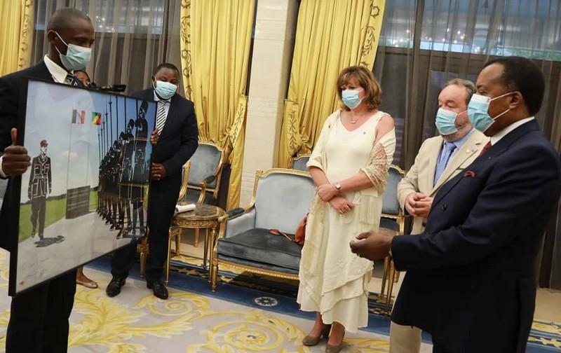 Remise de cadeau au Chef de l'Etat Denis Sassou N'Guesso par Thierry Tassez à la tête de la délégation de Verquin, France