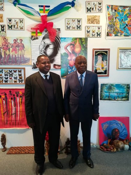 Unesco Semaine Africaine l'ambassadeur Michel Gbezera-Bria et son compatriote Maître Michel Langa devant une partie de l'exposition des tableaux de la République Centrafricaine Unesco Semaine Africaine l'ambassadeur Michel Gbezera-Bria et son compatriote Maître Michel Langa devant une partie de l'exposition des tableaux de la République Centrafricaine