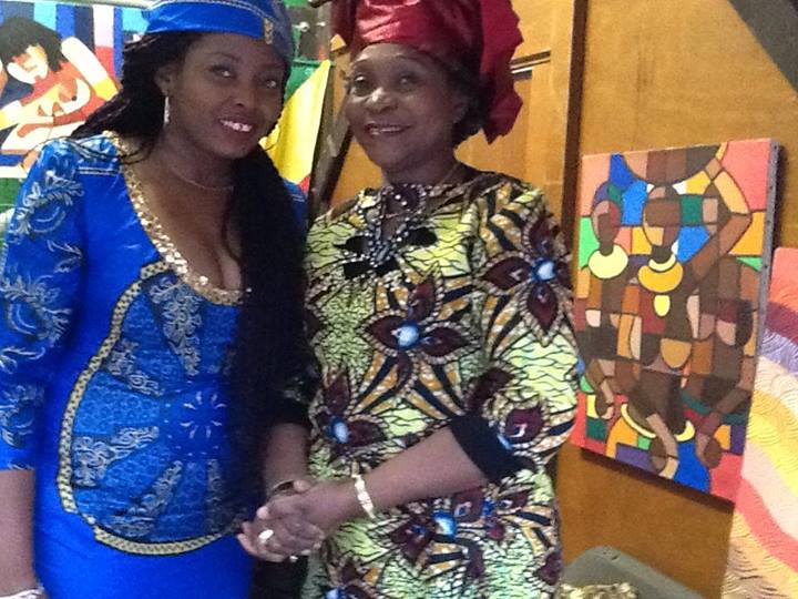 Docteur Julienne Mackonguy, Présidente du Comité de jumelage Reims-Brazzaville et l'artiste-peintre Vanessa Agnagna dans un des chalets du Congo au Village international de l'artisanat Docteur Julienne Mackonguy, Présidente du Comité de jumelage Reims-Brazzaville et l'artiste-peintre Vanessa Agnagna dans un des chalets du Congo au Village international de l'artisanat