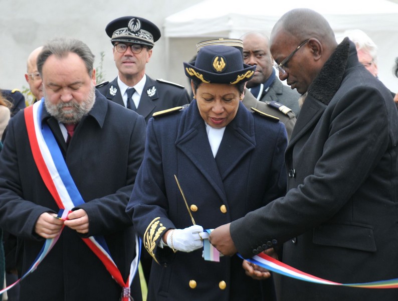 Thierry Tassez, Maire de Verquin et Bienvenue Okiemy et les personnalités administratives procédant à la coupure du ruban de l'inauguration de la Stèle le 15 novembre 2019