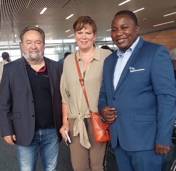 Délégation française en partance au Congo, conduite par Thierry Tassez, maire de Verquin, 1er en partant de la gauche vers la droite