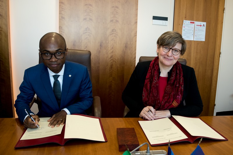 Séance de signature d'un Accord-cadre le 28 janvier 2020 à Montreuil entre la directrice générale des douanes et droits indirects de la République française, Isabelle Braun-Lemaire, et son homologue, Guénolé Mbongo Koumou, directeur général des douanes et droits indirects de la République du Congo