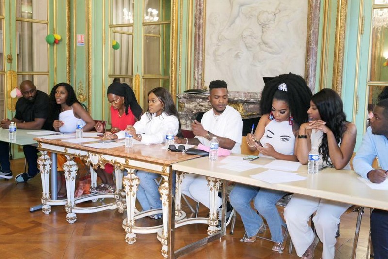 Vue partielle du Comité Miss Congo en France, séance de casting dans la salle Verte de l'ambassade du Congo en France à Paris