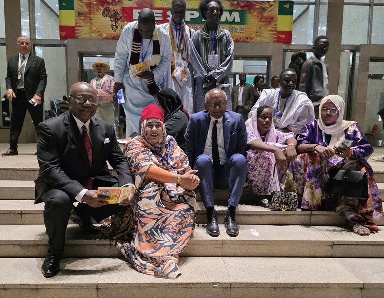Firmin Edouard Matoko au milieu des festivaliers au Fespam 2025 à Brazzaville