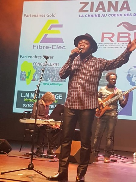 Ziana TV-Jackson Babingui sur scène lors du lancement officiel de la chaîne au coeur des Diasporas